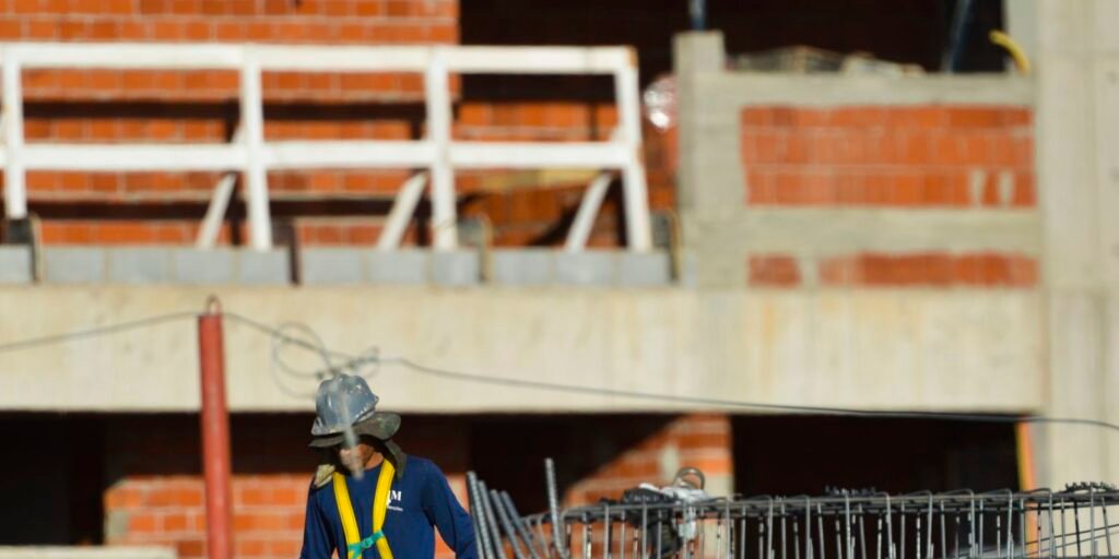 construcao-empregou-2,5-milhoes-e-pagou-media-de-2,1-salarios-minimos