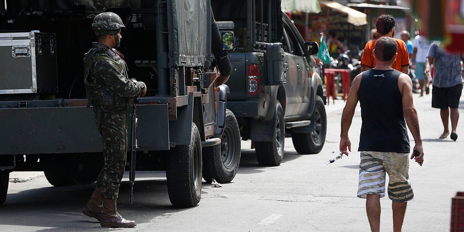 policia-faz-acao-para-cumprir-56-mandados-de-prisao-na-mare,-no-rio