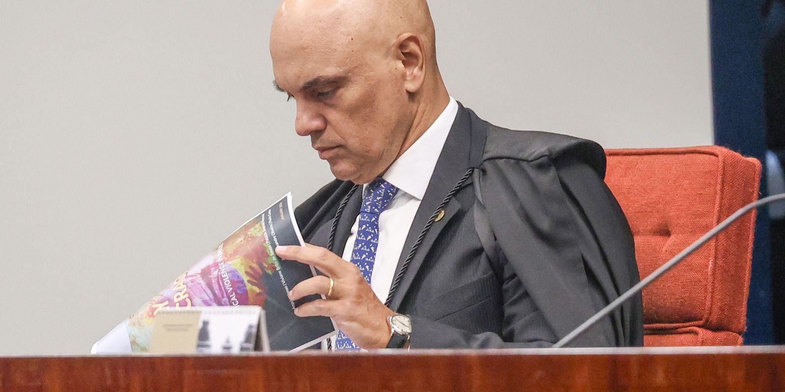 moraes-da-24-horas-para-bolsonaro-explicar-arma-apreendida-em-blitz