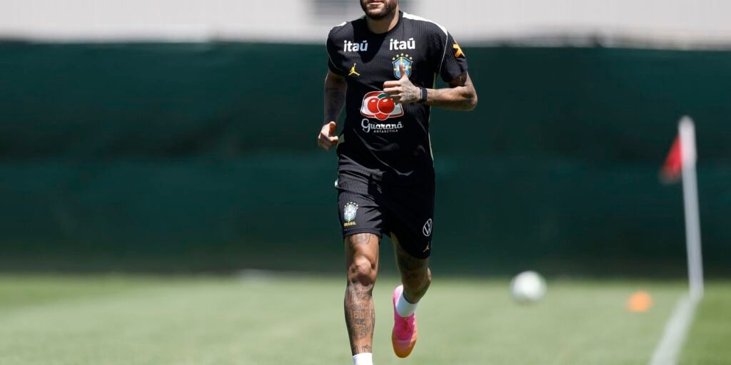 neymar-vai-a-campo-pela-primeira-vez-em-treino-da-selecao-brasileira