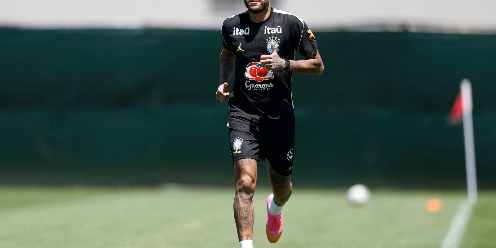 neymar-vai-a-campo-pela-primeira-vez-em-treino-da-selecao-brasileira