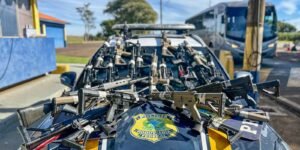 prf-apreende-26-fuzis-durante-abordagem-a-caminhao-no-parana