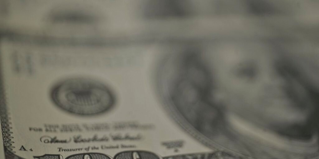 dolar-recua,-bolsa-cai-e-petroleo-dispara-com-tensao-no-oriente-medio