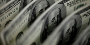 dolar-sobe-para-r$-5,11,-e-bolsa-fica-estavel,-apesar-de-tensao-global