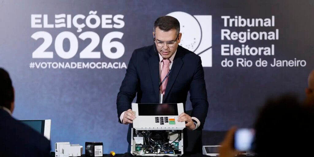 tre-rj-abre-urna-para-o-publico-e-defende-seguranca-do-voto-eletronico