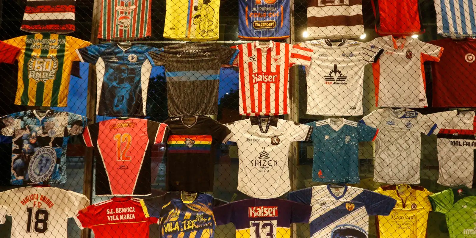 memorias-da-varzea:-exposicao-conta-historias-do-futebol-comunitario