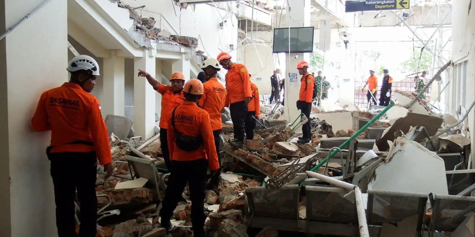 forte-terremoto-atinge-costa-da-indonesia-e-deixa-pelo-menos-47-mortos
