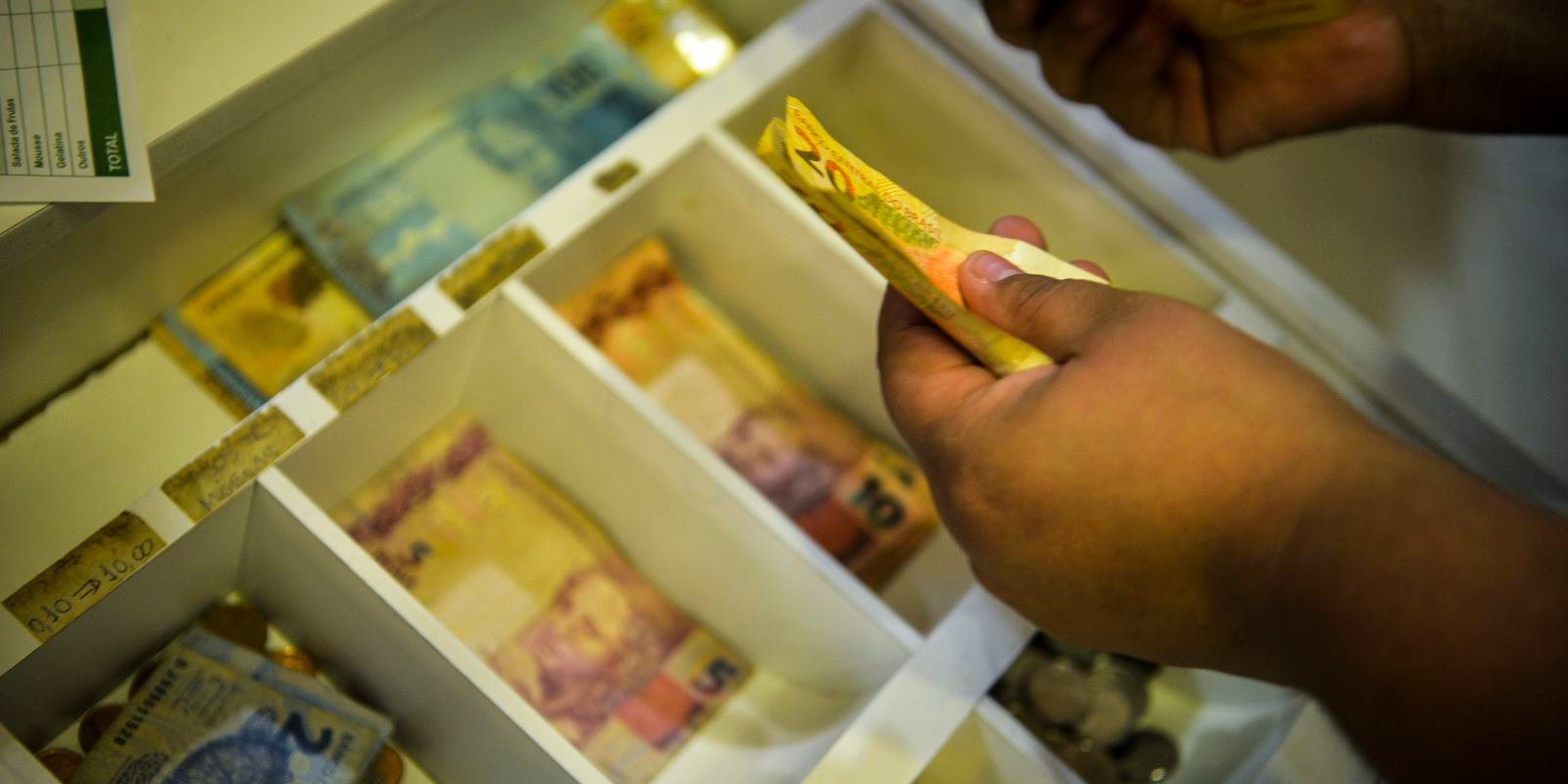 trabalhadores-nascidos-em-novembro-e-dezembro-recebem-abono-salarial