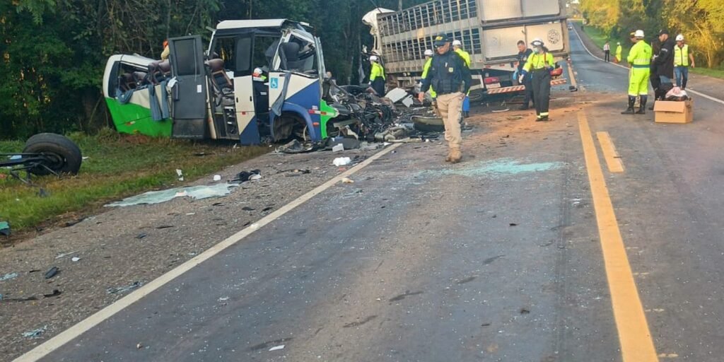 corpos-das-vitimas-de-acidente-no-parana-sao-retirados-da-pista