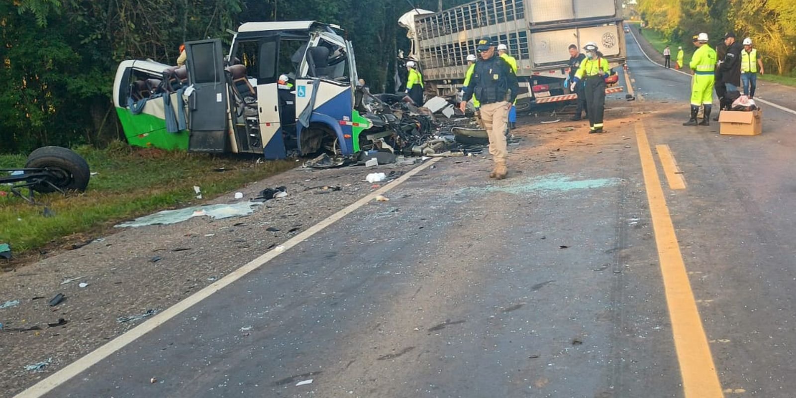corpos-das-vitimas-de-acidente-no-parana-sao-retirados-da-pista