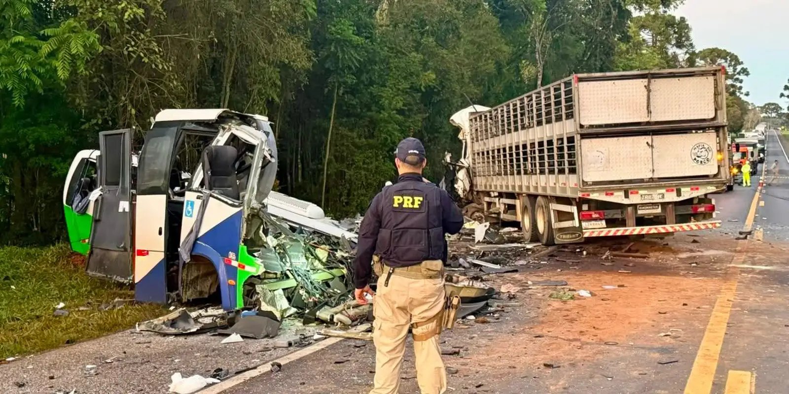 acidente-entre-onibus-e-caminhao-mata-23-pessoas-em-estrada-no-parana