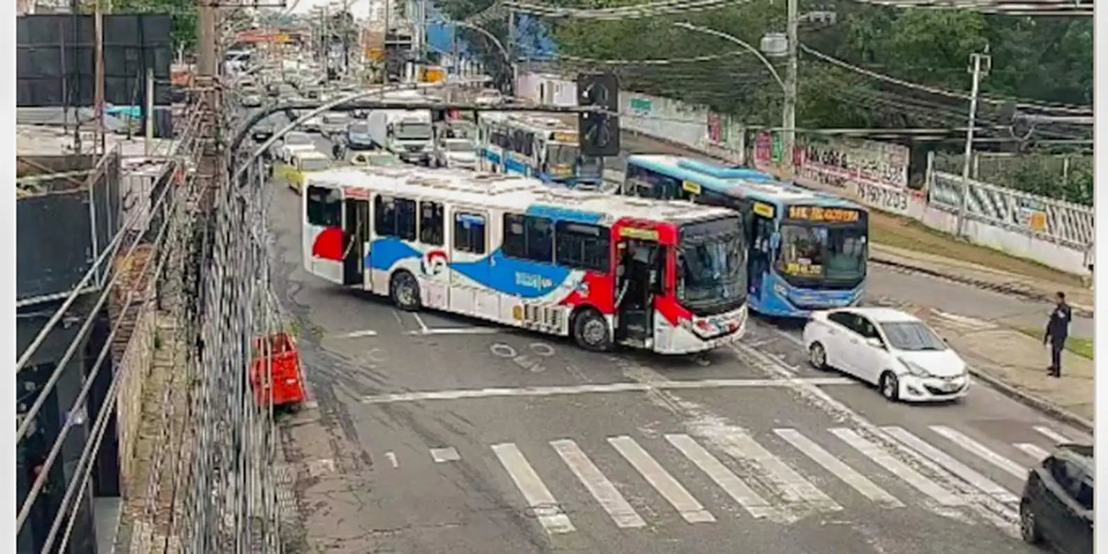 criminosos-usam-onibus-em-barricadas-contra-operacao-policial-no-rio