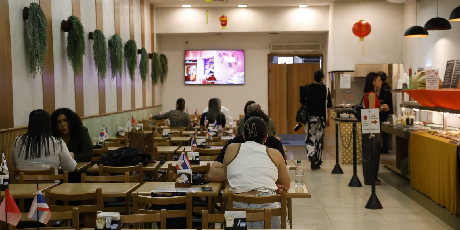 servicos-ocuparam-15,9-milhoes-e-pagaram-media-de-2,2-minimos-em-2024