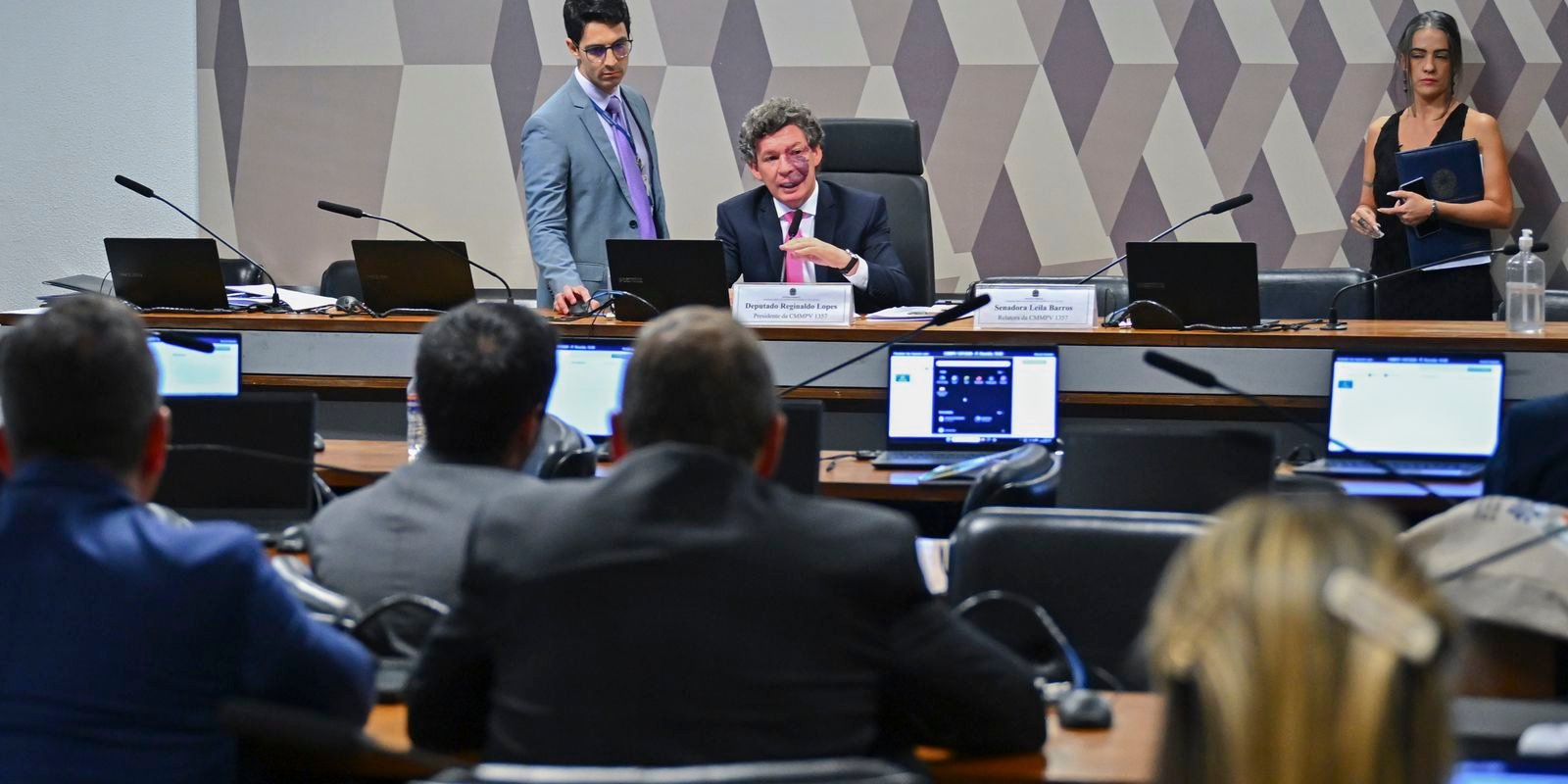 ajustes-no-texto-adiam-votacao-da-mp-da-“taxa-das-blusinhas”