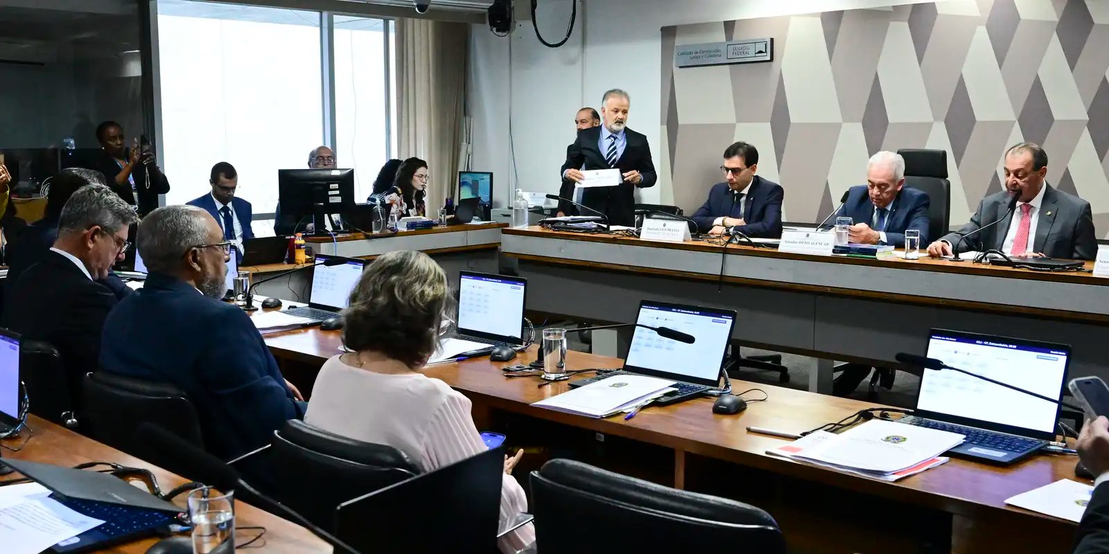 ccj-do-senado-aprova-pec-que-acaba-com-jornada-6×1