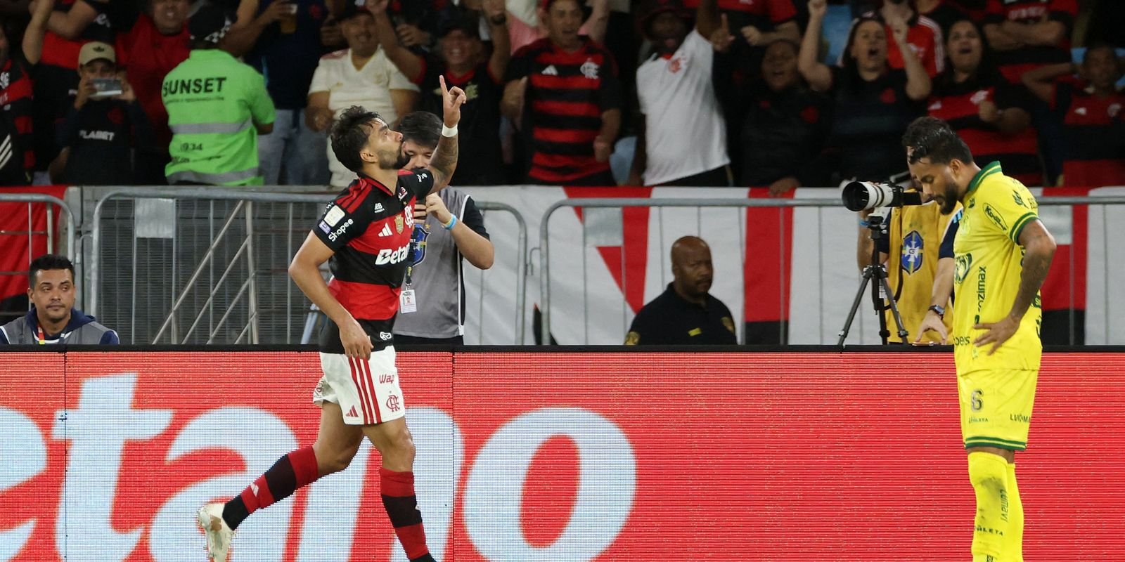flamengo-vence-e-fica-a-um-ponto-do-palmeiras,-lider-do-brasileirao