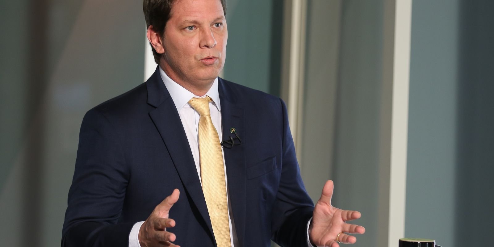 dino-cita-risco-de-evasao-e-proibe-deputado-mario-frias-de-deixar-pais