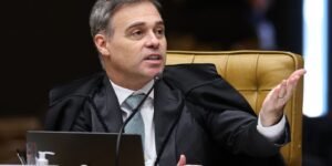 mendonca-acompanha-fachin-e-vota-por-julgamento-separado-de-moraes