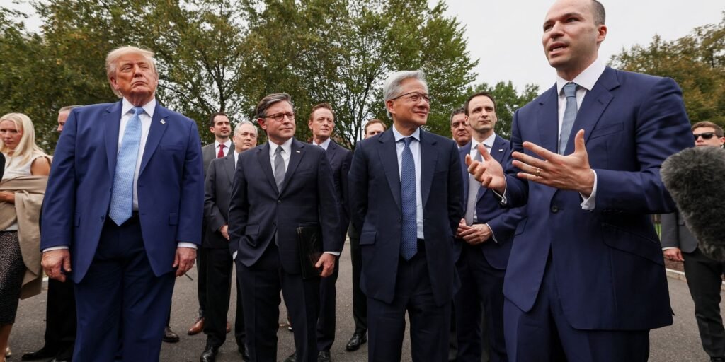 trump-anuncia-autorregulacao-da-ia-por-bigtechs-em-meio-a-temor-social