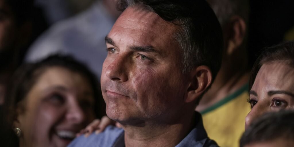 mendonca-multa-flavio-por-impulsionar-post-negativo-contra-lula