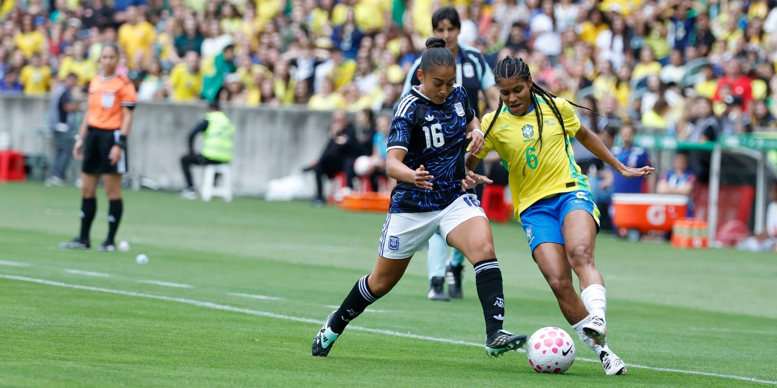 apos-cortes,-selecao-feminina-chega-a-recife-para-encarar-argentina
