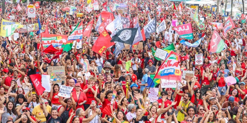 milhares-ocupam-copacabana-em-ato-pela-democracia-e-em-apoio-a-lula