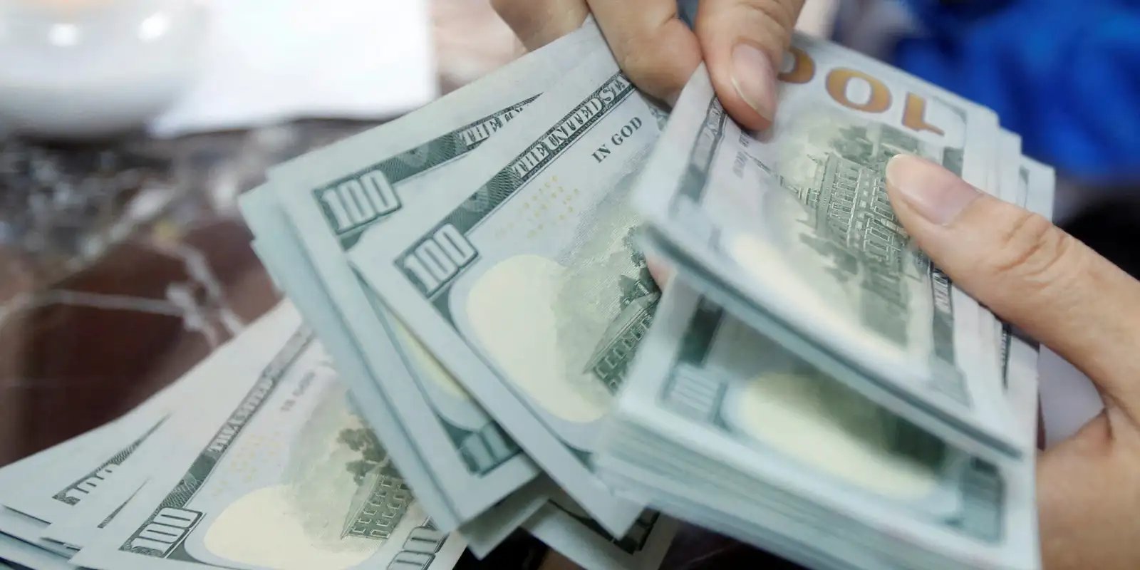 dolar-sobe-0,74%-e-volta-a-fechar-acima-de-r$-5