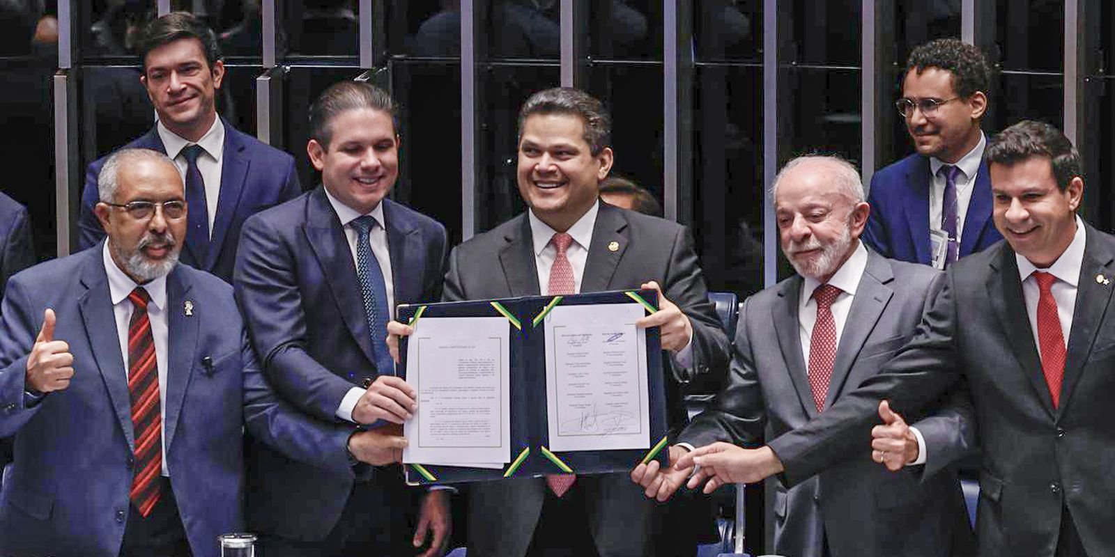 alcolumbre-homenageia-paim-no-fim-da-6×1;-entenda-motivo