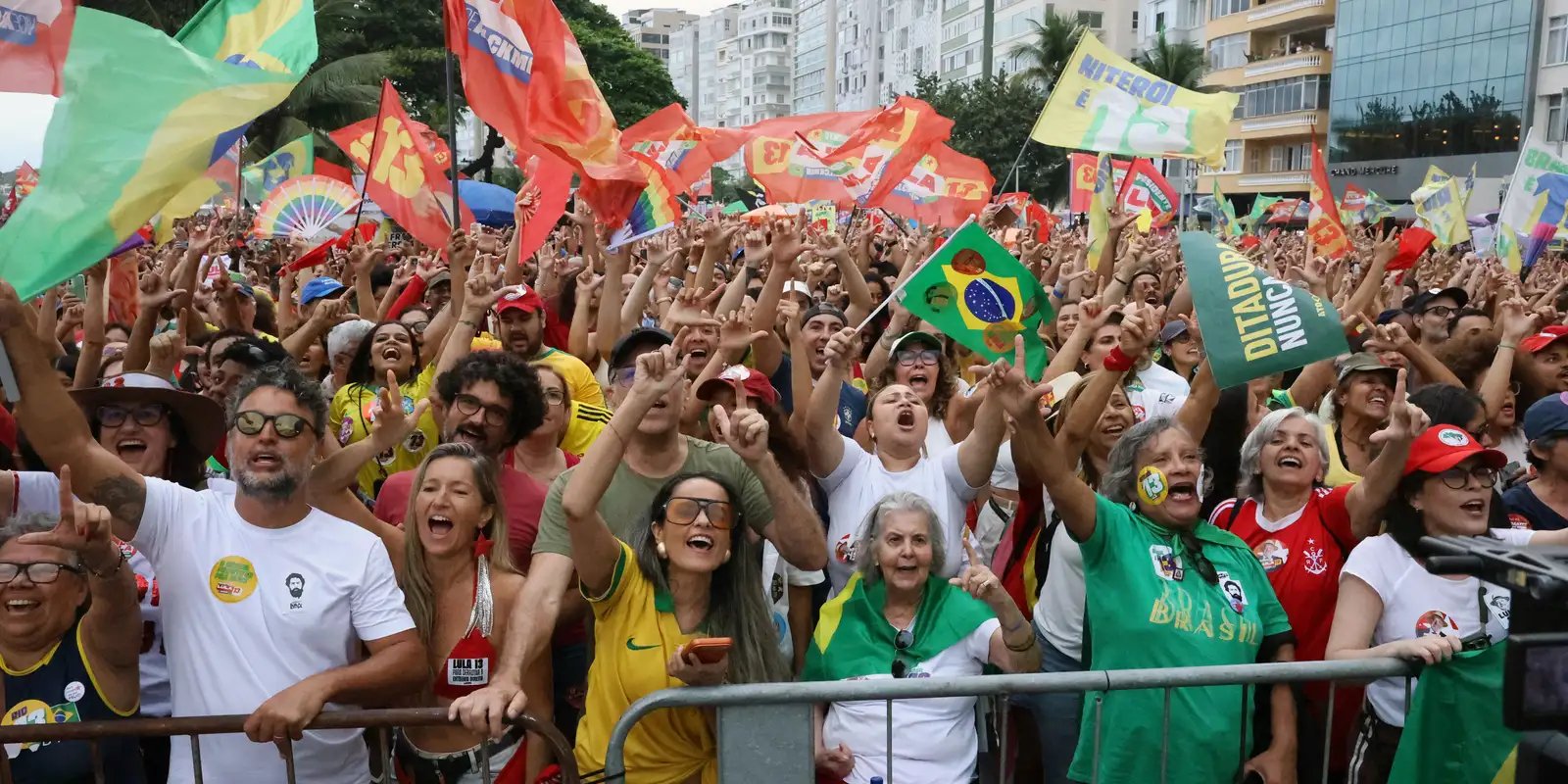 ato-em-apoio-a-democracia-e-a-lula-reune-milhares-em-copacabana