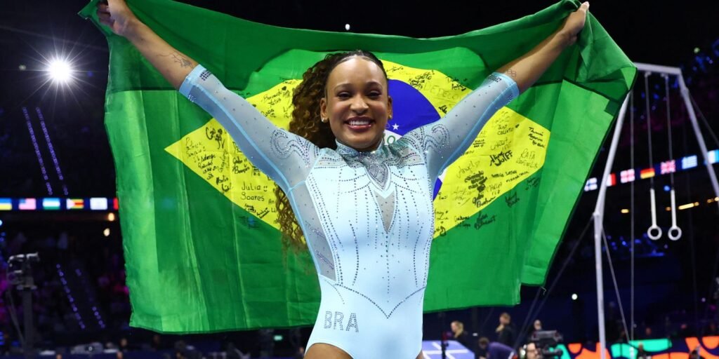 rebeca-andrade-conquista-o-tri-no-mundial-de-ginastica-na-holanda