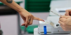 eleitores-vao-cedo-aos-locais-de-votacao-no-rio,-mesmo-com-chuva