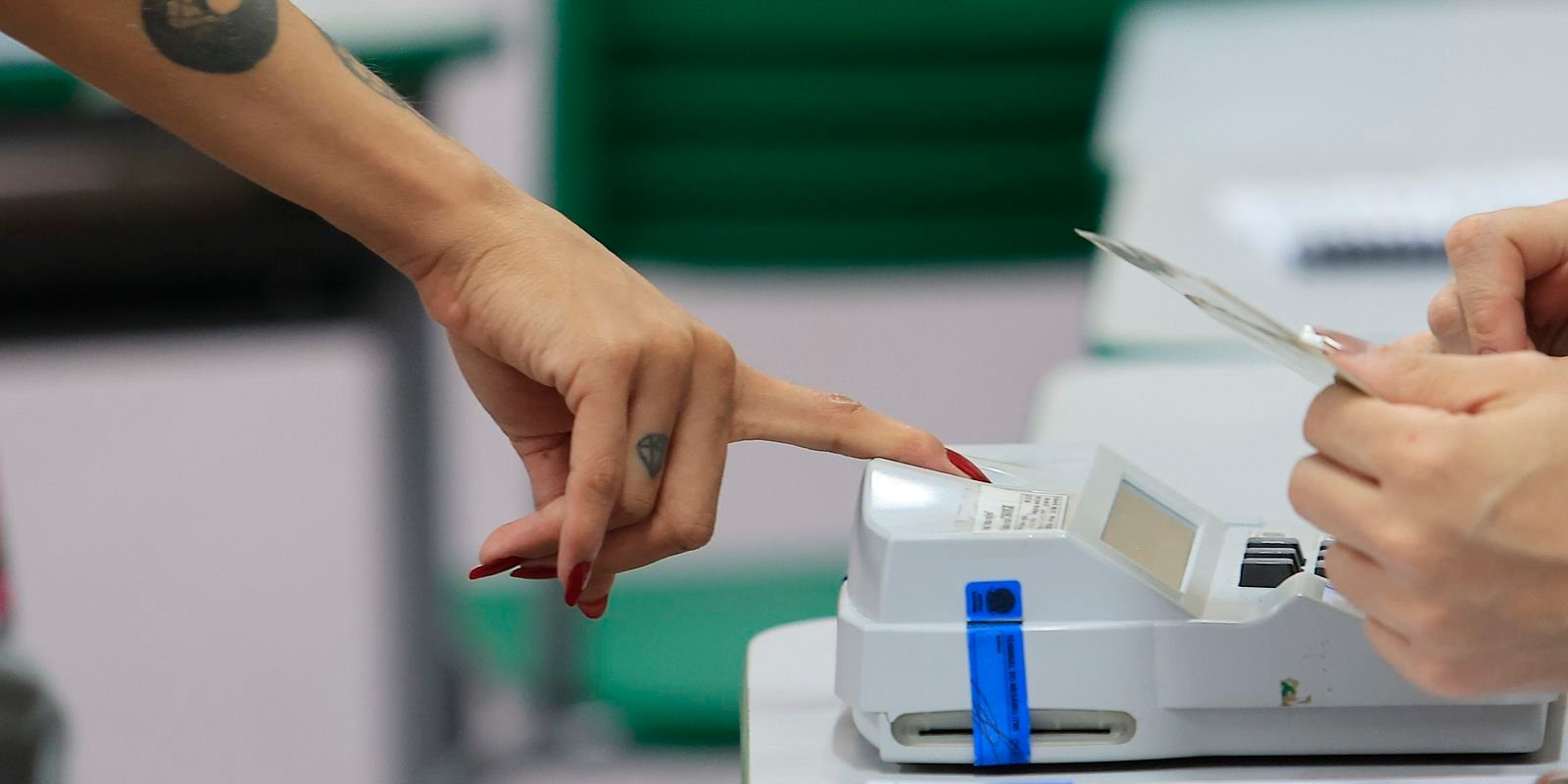 eleitores-vao-cedo-aos-locais-de-votacao-no-rio,-mesmo-com-chuva
