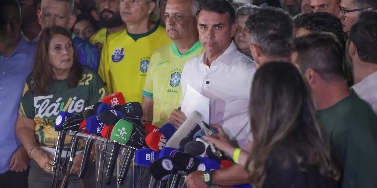 moraes-manda-flavio-entregar-passaporte-e-o-proibe-de-deixar-o-pais