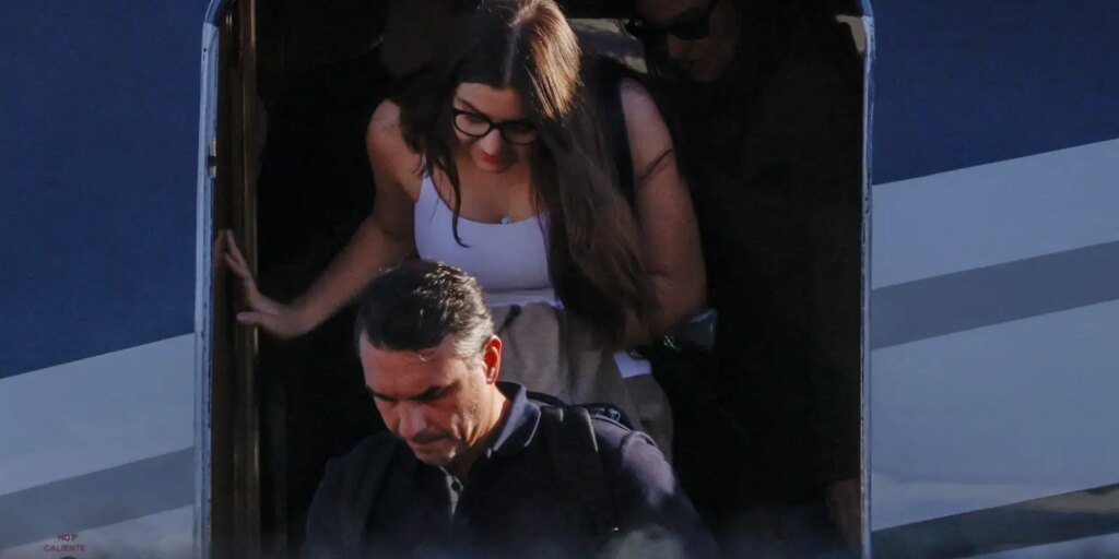 em-fuga,-flavio-bolsonaro-desembarca-nos-eua-com-a-familia
