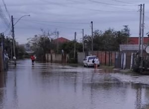 vulneravel-a-cheias,-ilha-de-porto-alegre-e-atingida-por-chuvas