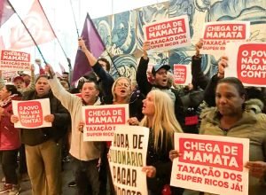 povo-sem-medo-e-mtst-fazem-ato-pela-taxacao-de-bilionarios