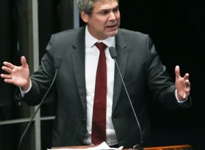 lider-do-pt-na-camara-diz-que-tarifas-de-trump-sao-ataque-a-democracia