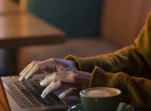 servicos-ja-respondem-por-57%-dos-empregos-formais-no-pais,-diz-cns