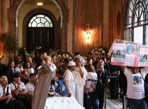 fas-despedem-se-de-preta-gil-em-velorio-no-theatro-municipal-no-rj