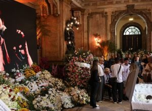 fas-formam-filas-no-theatro-municipal-para-se-despedir-de-preta-gil