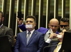 oposicao-pernoita-nos-plenarios-do-congresso-para-impedir-trabalhos