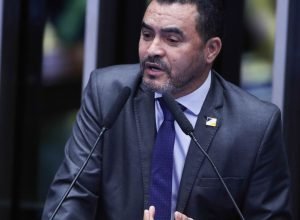 alvo-de-investigacao,-governador-do-tocantins-e-afastado-do-cargo