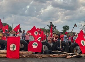 tocantins:-mst-bloqueia-rodovia-para-cobrar-desapropriacao-de-area