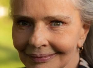 cantora,-compositora-e-pianista:-conheca-a-historia-de-angela-ro-ro