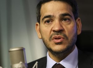 “nao-vamos-abrir-mao-da-democracia”,-diz-messias-apos-visto-revogado