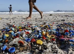 estrategia-quer-reduzir-poluicao-marinha-causada-por-plasticos