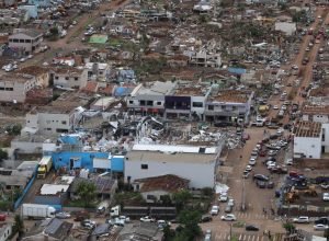 cidade-devastada-por-tornado-tem-2-mil-sem-luz;-32-seguem-internados