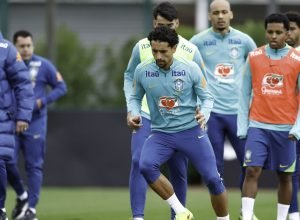 com-equipe-completa,-ancelotti-comanda-atividade-em-londres