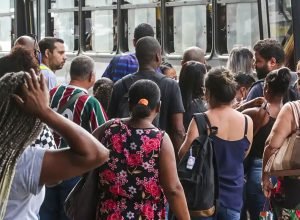 numero-dos-que-procuram-emprego-ha-mais-de-2-anos-cai-17,8%,-diz-ibge