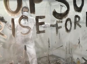 “cinzas-da-amazonia”-sao-usadas-em-performance-de-arte-na-cop30